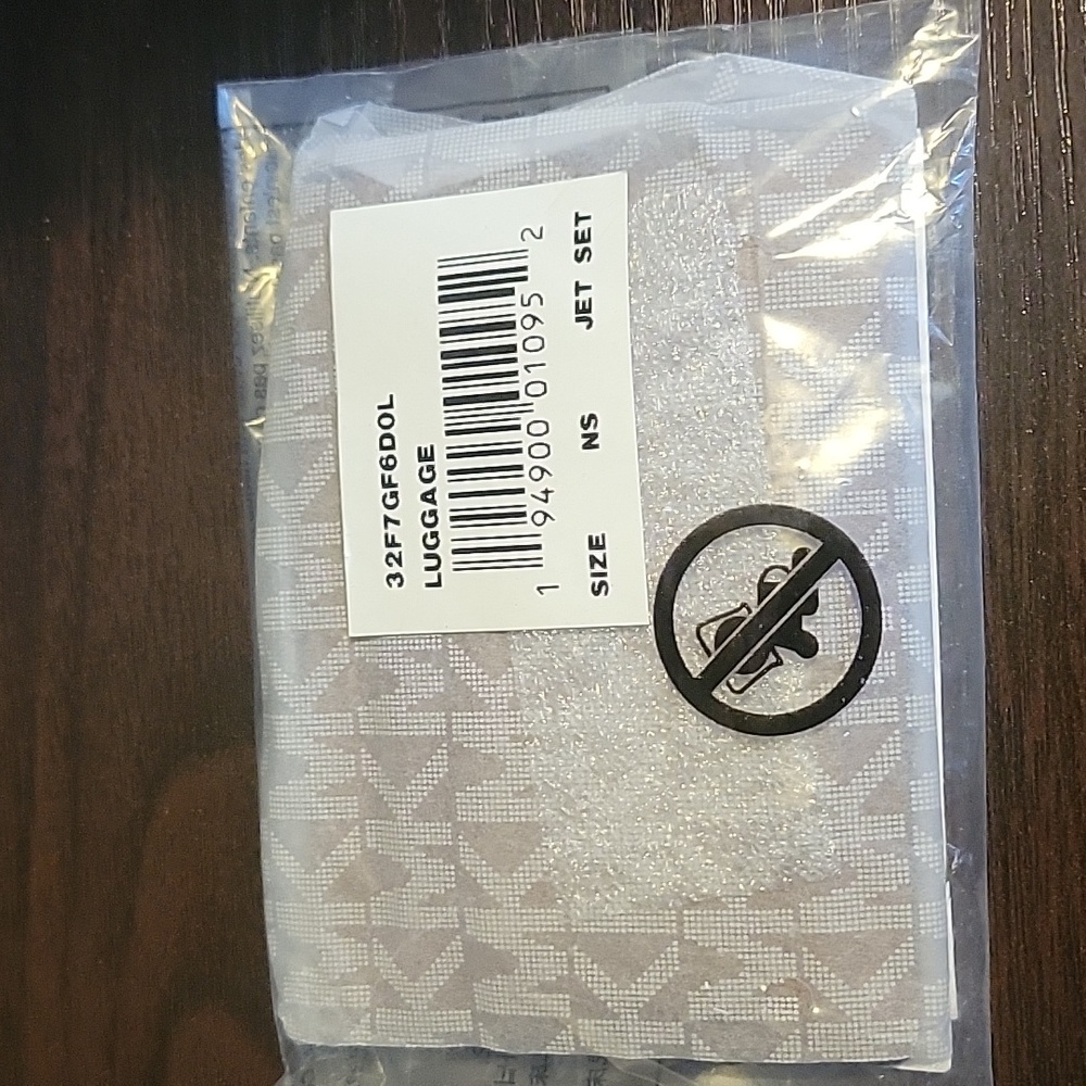 Michael Kors jet set card holder